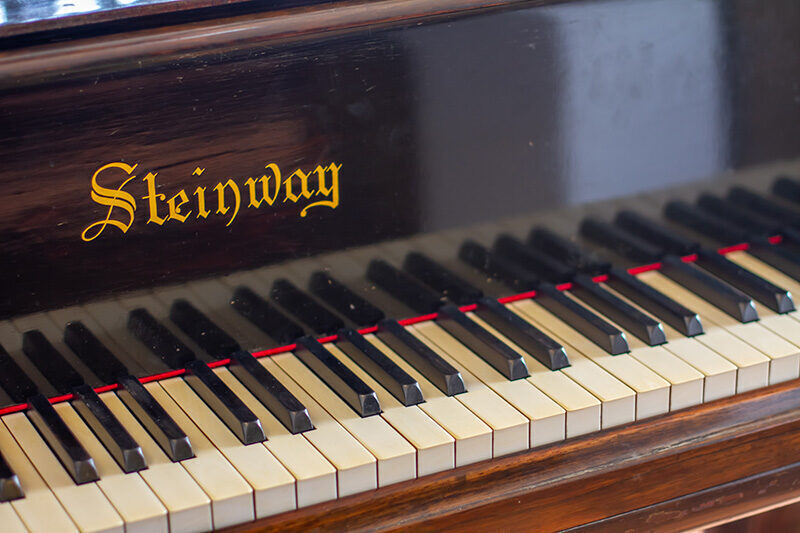 Steinway Piano im Musikzimmer der Ferien Villa CostaRossa